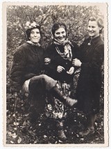 Iš kairės: Albina Skuburskienė, Adelė Banelienė ir Emilija Mikalajūnaitė.
Kvieslė, Albina Skuburskienė, dėvėjo ypatingą kepurę, kuri buvo papuošta baltomis gėlėmis. Specifinis kvieslės atributas – lazdelė. 
Tokią lazdelę pasidarydavo iš putino šakos. Lazdelė iš putino krūmo buvo daroma ne atsitiktinai. Senuosiuose liaudies tikėjimuose šis augalas buvo gyvybingumo, jaunųjų laimės simbolis
Naudojimo teisių informacija: Emilijos Mikalajūnaitės-Anilionienės archyvas